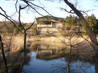 池に映る自然学習センター