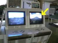 荒川ビオトープの観察モニター（右側）に富士山が！