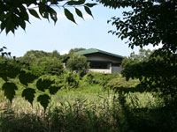 緑に囲まれた自然学習センター